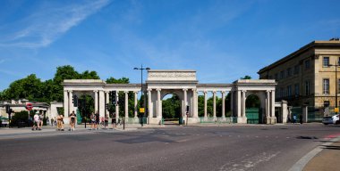 Londra - 06 15 2022: Piccadilly 'deki Hyde Park Girişi