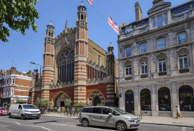 Londra - 05: 28 2022: Kutsal Üçleme Kilisesi ve Sloane Caddesi