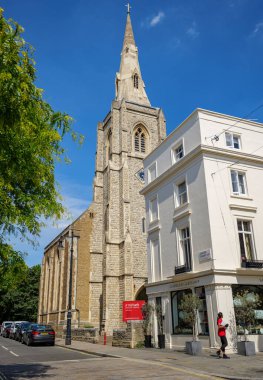 Londra - 06: 15 2022: Chester Meydanı 'ndaki St. Michael Anglikan Kilisesi çan kulesi