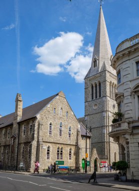 Londra - 06: 15 2022: St Barnabas İlkokulu ve Katolik Kilisesi