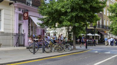 Londra 06.15.2022: Ebury Caddesi 'nin bir kafe dışındaki manzarası