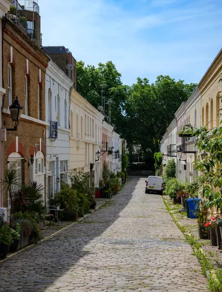 Londra - 06 16 2022: Ennismore Gardens Mews manzarası