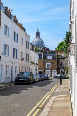 Londra - 06 16 2022: Arka planda Brompton Katolik Kilisesi 'nin kubbesi olan Fairholt Caddesi manzarası