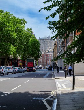 Londra - 06 16 2022: Trevor St ile kavşakta Kensington Rd görüntüsü