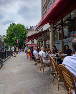 Londra - 06 16 2022: Brompton Bulvarı 'ndaki restoran masalarında oturan insanlar