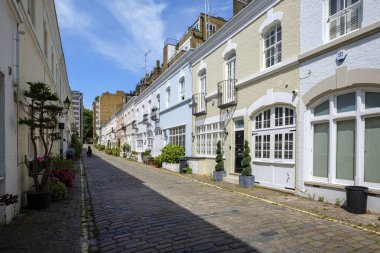 Londra - 06 16 2022: Ennismore Gardens Mews 'de çok renkli evler