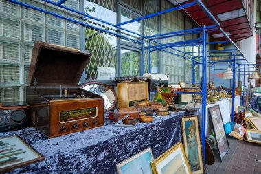 Londra - 06 17 2022: Notting Hill 'deki Westway üstgeçidi altında antika eşyalar