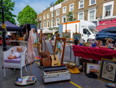 Londra - 17 06 2022: Portobello Road Market 'te antika eşyalar