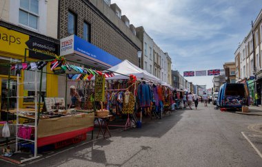 Londra - 17 06 2022: Portobello Road Market ve elbise tezgahları