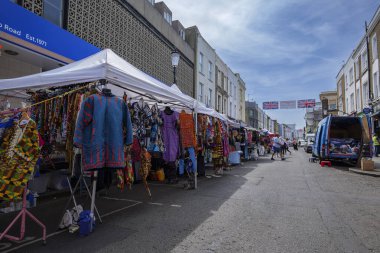 Londra - 06 17 2022: Portobello Road pazarındaki giyim mağazaları