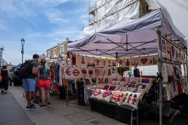 Londra - 06 17 2022: Portobello Rd pazarındaki yastık tezgahı