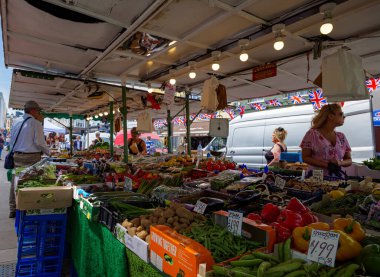 Londra - 06 17 2022: Portobello Bulvarı 'nda sebze tezgahı