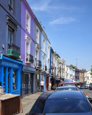 Londra - 06 17 2022: Portobello Bulvarı 'ndaki dükkanlar ve renkli evler.