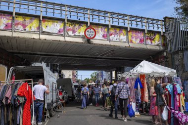 Londra - 06 17 2022: Portobello Yolu 'ndaki A40 Westway köprüsünün altındaki tezgahlar.