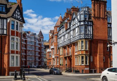 Londra - 06: 20 2022: Knightsbridge 'deki Hans Cres ve Pavilion Rd kavşağının görüntüsü