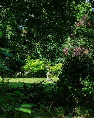 Londra - 06: 20 2022: Knightsbridge 'deki Hans Pl bahçesinin manzarası