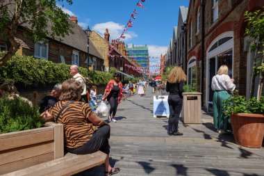 Londra - 06: 20 2022 Chelsea 'deki Pavilion Bulvarı' nda oturan ve yürüyen insanlar