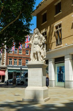 Londra - 06: 20 2022: York Meydanı Dükü 'nde Sör Hans Sloane' un (hekim ve doğa bilimci) heykeli