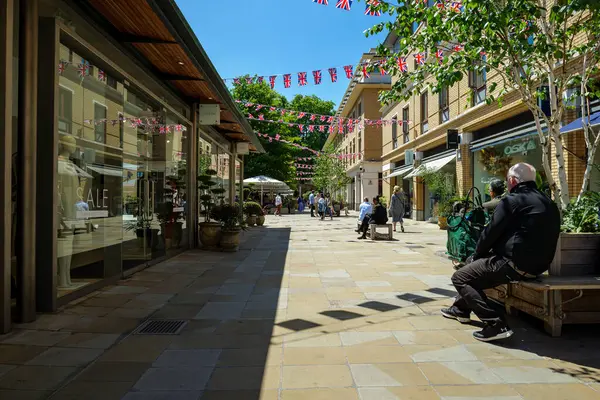 Londra - 06: 20 2022: York Meydanı Dükünün önündeki banklarda oturan insanlar