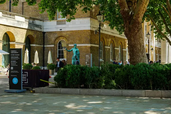 Londra - 06: 20 2022: York Meydanı Dükü 'ndeki Saatchi Galerisine Giriş