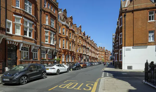 Londra - 06: 20 2022: İspanyol Büyükelçiliği ile Draycott Pl 'un görüntüsü