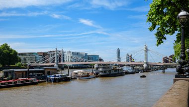 Londra - 06 21 2022: Albert Köprüsü ve Cadogan İskelesi