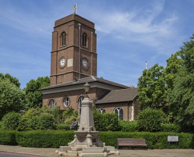 Londra - 21 06 2022: George Sparkes Anıtı 'nın ön planı Sir Thomas More heykeli ve arka planda Chelsea Eski Anglikan Kilisesi