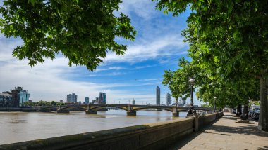 Londra - 21 06 2022: Battersea Köprüsü ile Chelsea Embankment boyunca yürüyüş manzarası