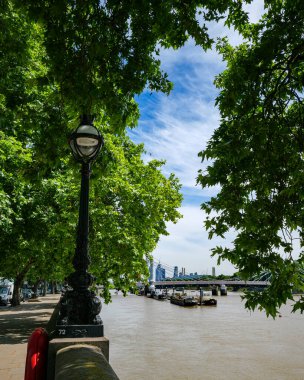 Londra - 206 2022: Cadogan Pier ve Albert Bridge ile Chelsea Embankment boyunca gezinti alanı
