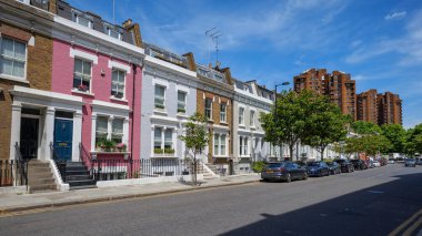 Londra - 06-21 2022: Lots Yolu üzerindeki evlerin görüntüsü