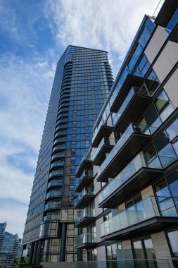 Londra - 06 21 2022: Chelsea Rıhtımı 'ndaki Waterfront Dr Gökdelen manzarası