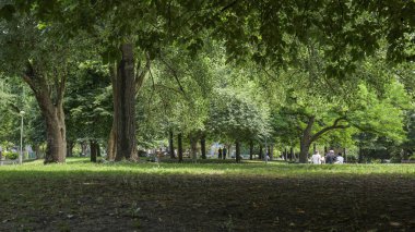 Londra - 06 21 2022: Westfield Park 'ta gezen ve dinlenen insan grupları