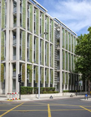 Londra - 06 21 2022: King 's Road ve Gunter Grove kavşağında bina