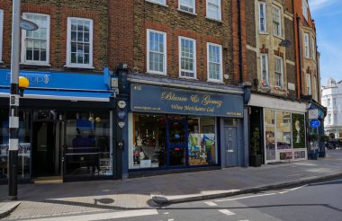 Londra - 06 21 2022: King 's Road' daki dükkanların manzarası