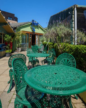 Londra - 06 22 2022: Chelsea Çiftçi Pazarı 'nda demir masalar ve sandalyeler yazdı