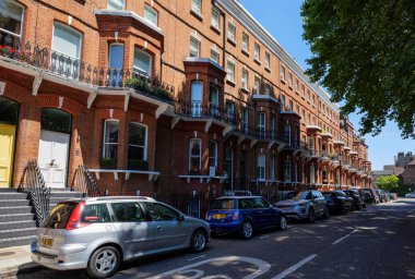 Londra - 06 22 2022: Tedworth Meydanı ve Ralston Caddesi