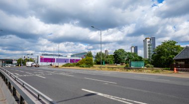 Londra - 06: 24 2022: Arkaplanda Shepherd 's Bush metro istasyonu ile Holland Park Roundabout manzarası
