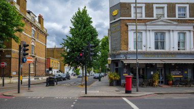 Londra - 06: 24 2022: Hollanda Yolu ve Napier Yolu kavşağı