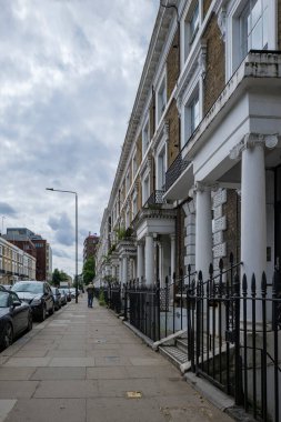 Londra - 06: 24 2022: Hollanda Yolu manzarası