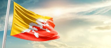 Bhutan güzel gökyüzünde bayrak sallıyor.