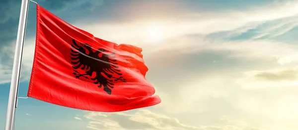 Arnavutluk güneşli güzel gökyüzünde bayrak sallıyor