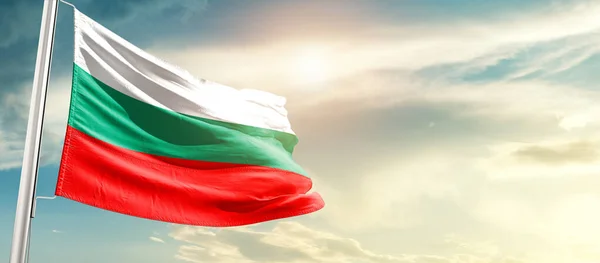 Болгарія Махає Прапором Прекрасному Небі Сонцем — стокове фото