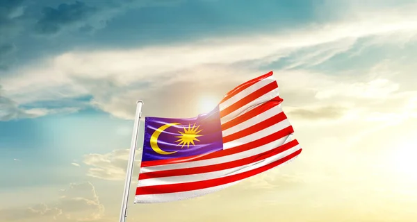 マレーシア太陽と美しい空にフラグを振って — ストック写真