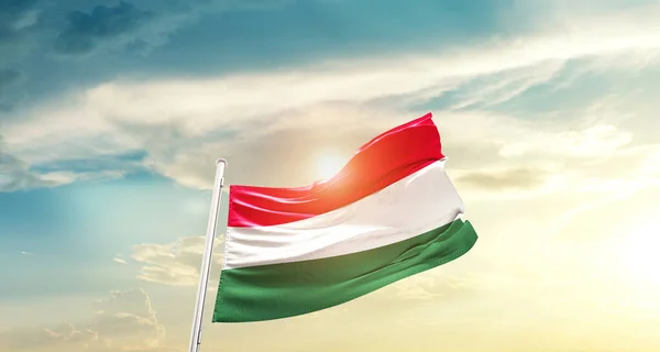 Hungria Acenando Bandeira Céu Bonito Com Sol — Fotografia de Stock