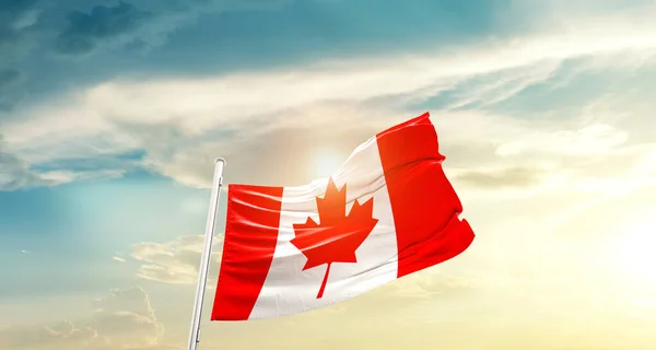 Canadá Ondeando Bandera Hermoso Cielo Con Sol — Foto de Stock