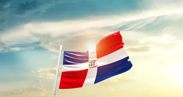 Dominik Cumhuriyeti Güneşli Güzel Gökyüzünde Bayrak Sallıyor — Stok fotoğraf