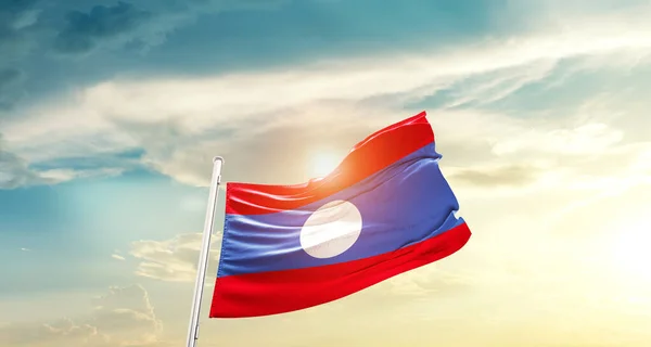 Лаос Размахивает Флагом Красивом Небе Солнцем — стоковое фото