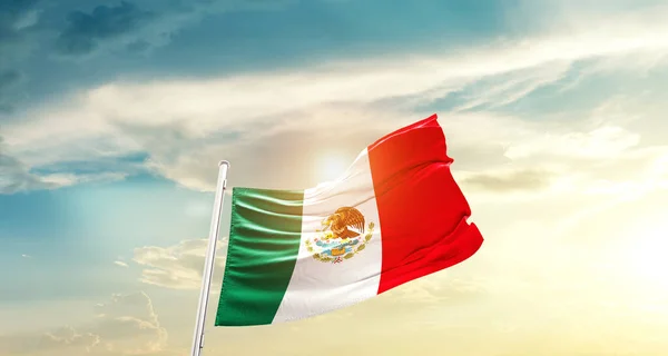 México Ondeando Bandera Hermoso Cielo Con Sol —  Fotos de Stock