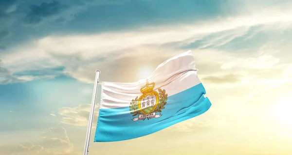 圣马力诺在阳光灿烂的天空中飘扬着国旗 — 图库照片