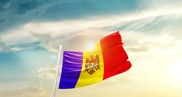 Молдавия Машет Флагом Красивом Небе Солнцем — стоковое фото